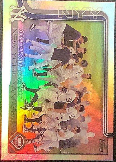 2025 Topps #123 New York Yankees Team Card Rainbow Foil — front