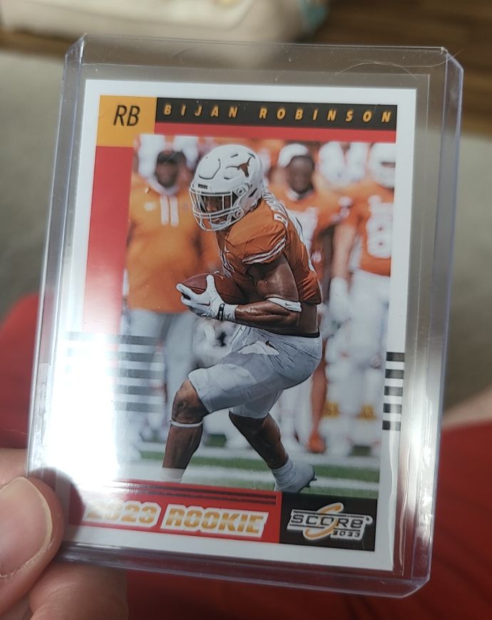 2023 Panini Score #5 Bijan Robinson 2003 Throwback Rookie — front