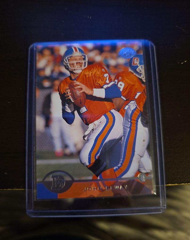 1996 Leaf #109 John Elway — front