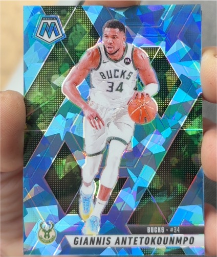 2024-25 Panini Mosaic #34 Giannis Antetokounmpo — front