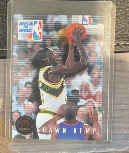 1993-94 SkyBox Premium #17 Shawn Kemp — front