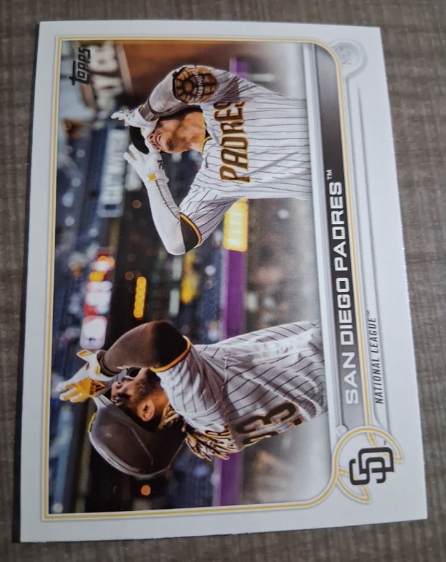 2022 Topps #124 San Diego Padres — front