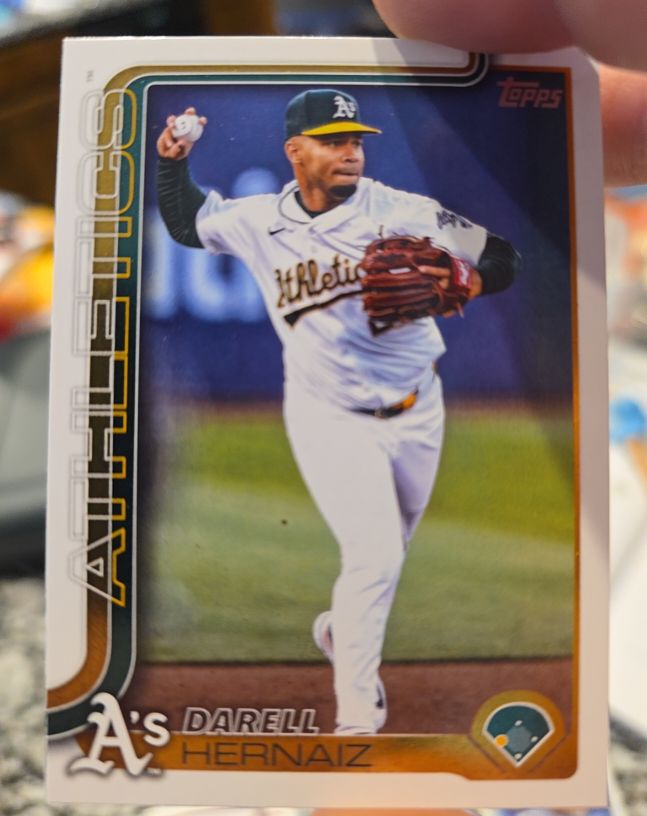 2025 Topps #695 Darell Hernaiz — front