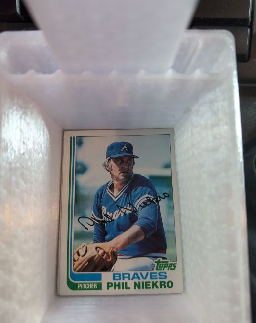 1982 Topps #185 Phil Niekro — front