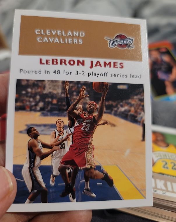 2007 Fleer 1961-62 Retro #25 LeBron James — front