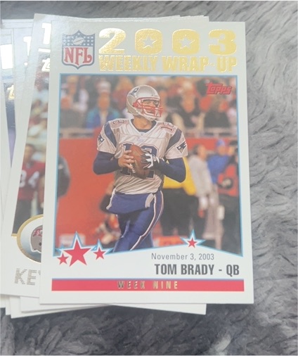 2004 Topps #299 Tom Brady 2003 Weekly Wrap-Up Week Nine — front