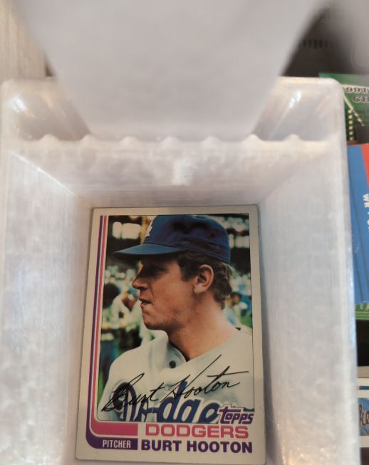 1977 Topps #100 Burt Hooton — front