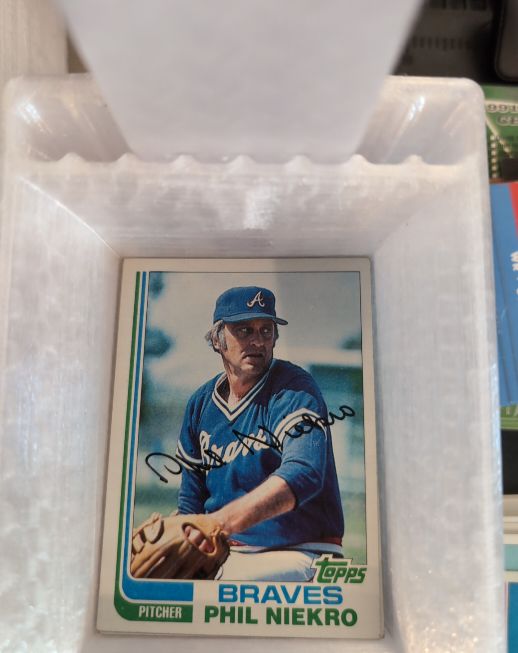 1982 Topps #185 Phil Niekro — front