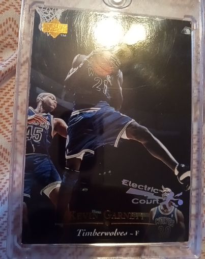 1995-96 Upper Deck #273 Kevin Garnett Electric Court Rookie — front