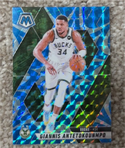 2020 Panini Mosaic #34 Giannis Antetokounmpo — front