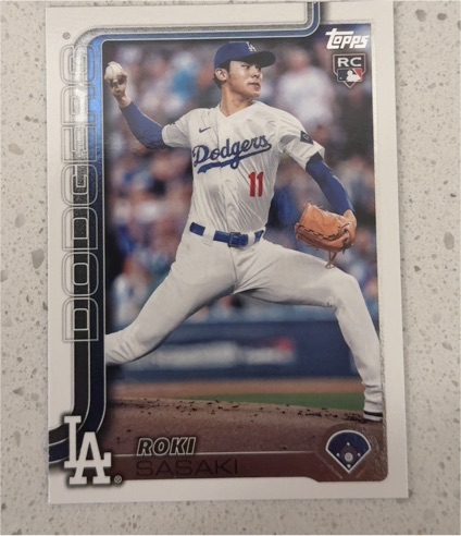 2023 Topps #11 Roki Sasaki — front