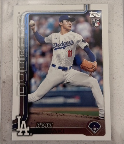 2023 Topps #11 Roki Sasaki — front
