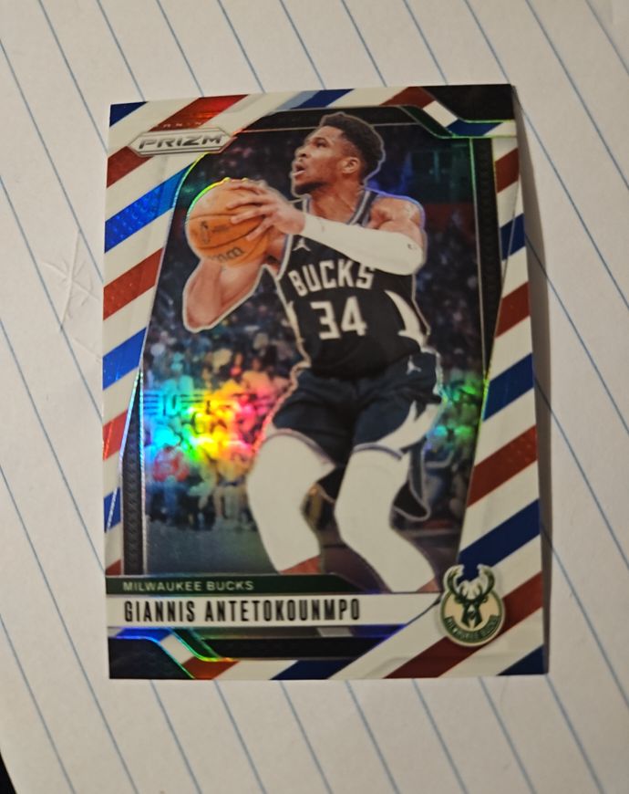 2024-25 Panini Prizm #85 Giannis Antetokounmpo — front