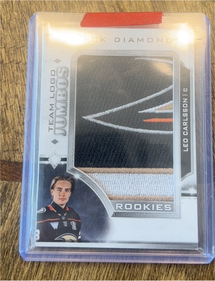 2023-24 Upper Deck Black Diamond #RTL-LC Leo Carlsson Rookie Team Logo Jumbo Patch — front