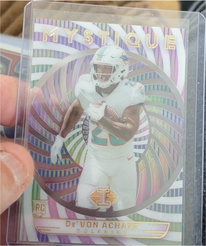2023 Panini Illusions Mystique #9 De'Von Achane — front