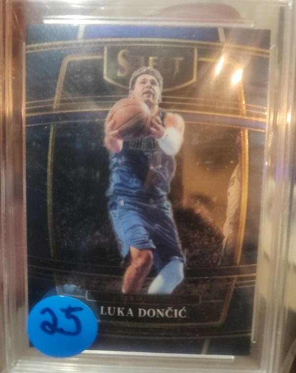 2020 Panini Select #25 Luka Dončić — front