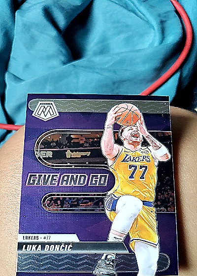 2024-25 Panini Mosaic #4 Luka Dončić Give And Go — front