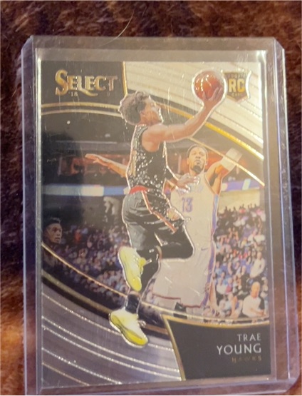 2018-19 Panini Select #249 Trae Young Hawks RC Courtside Silver Prizm — front