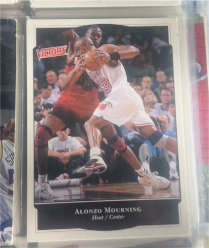 1997 Fleer Victory #3 Alonzo Mourning — front