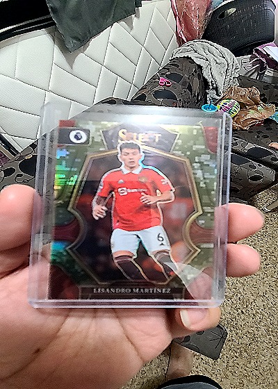 2022-23 Panini Select Premier League Mezzanine Pink Ice Prizm #128 Lisandro Martinez — front