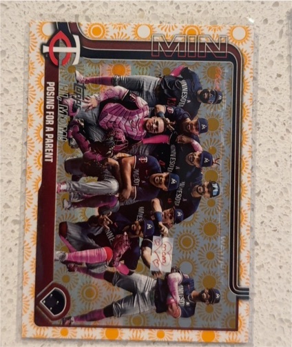 2025 Topps Series 2 #584 Minnesota Twins Team Hi Mom — front