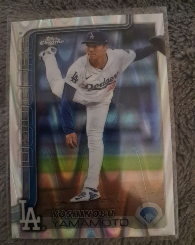 2025 Topps Chrome #179 Yoshinobu Yamamoto — front