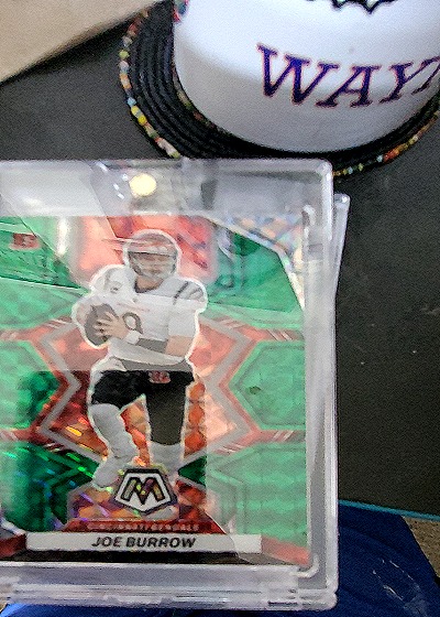 2022 Panini Mosaic Football Joe Burrow #39 Pink Camo Prizm Cincinnati Bengals — front