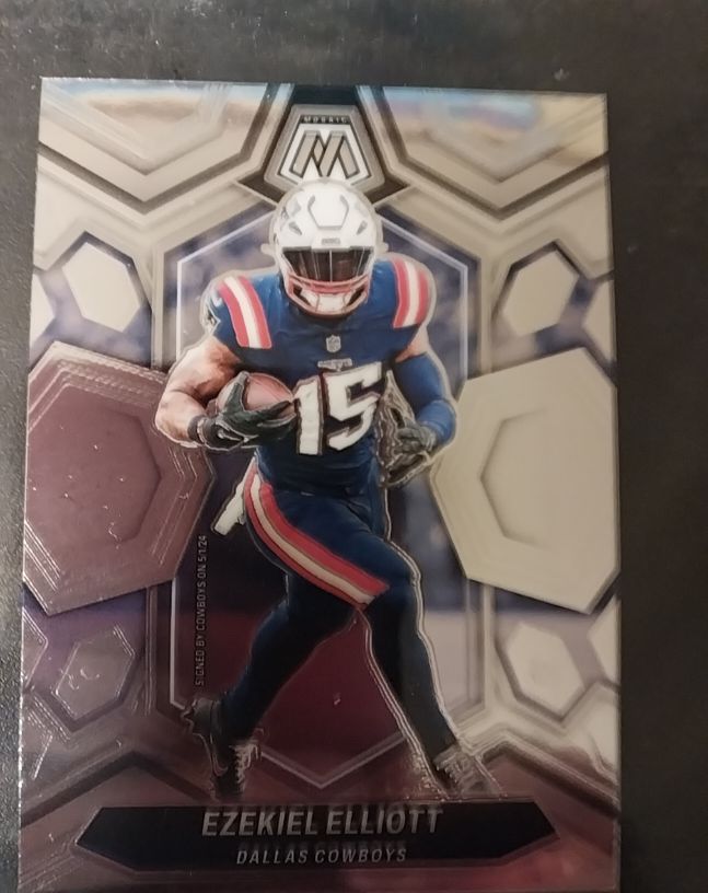 2021 Panini Mosaic #124 Ezekiel Elliott — front