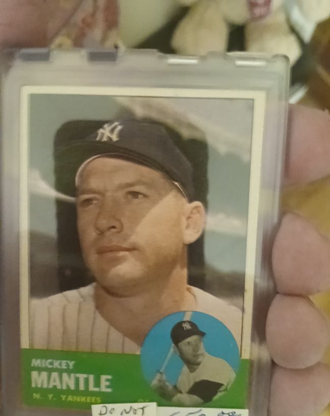 1959 Topps #135 Mickey Mantle — front