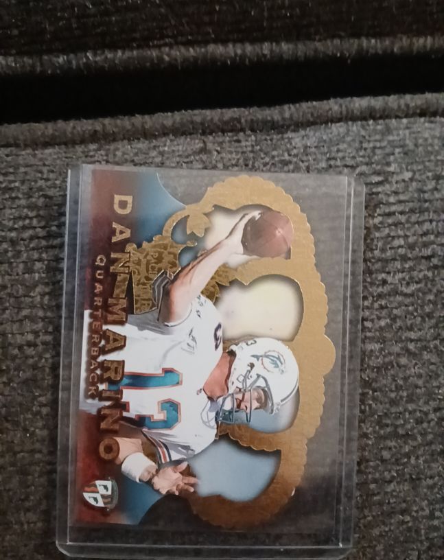 1996 Pacific Crown Royale #CR-1 Dan Marino — front