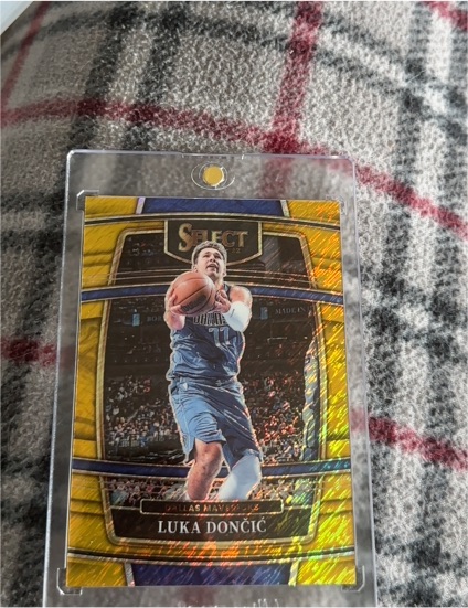 2021-22 Panini Select #17 Luka Dončić — front