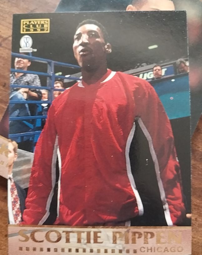 1997 Score Board Players Club #24 Scottie Pippen — front