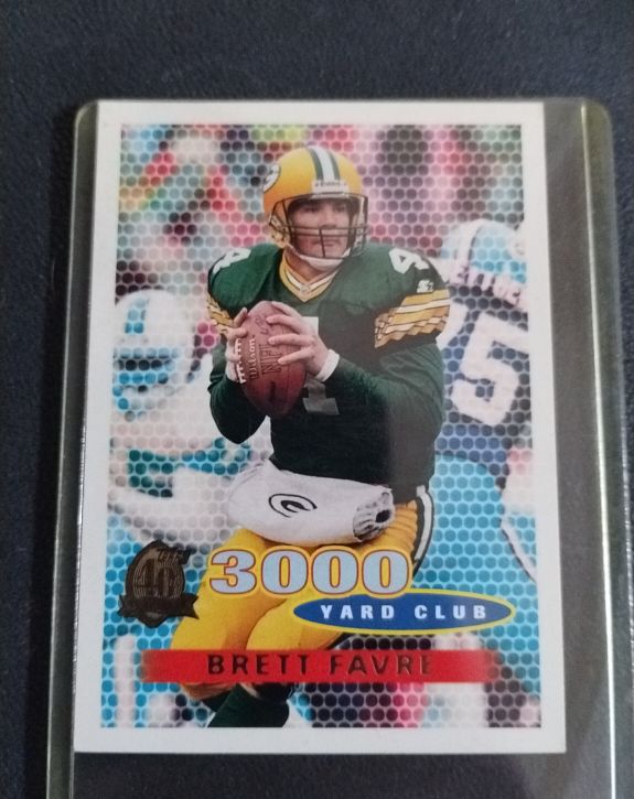 1996 Topps 3000 Yard Club #371 Brett Favre — front