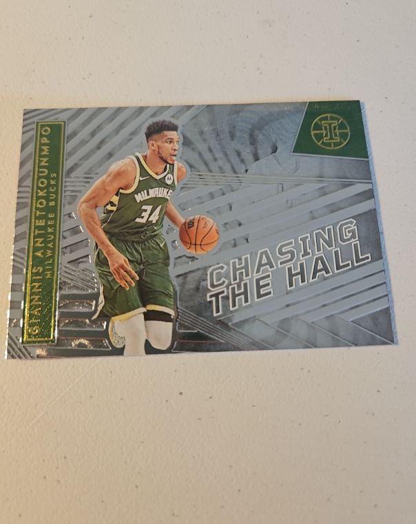 2021-22 Panini Illusions Chasing the Hall #1 Giannis Antetokounmpo — front