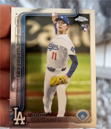 2025 Topps Chrome #217 Roki Sasaki Rookie Card — front