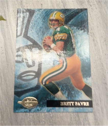1996 Topps Gilt Edge #1 Brett Favre — front