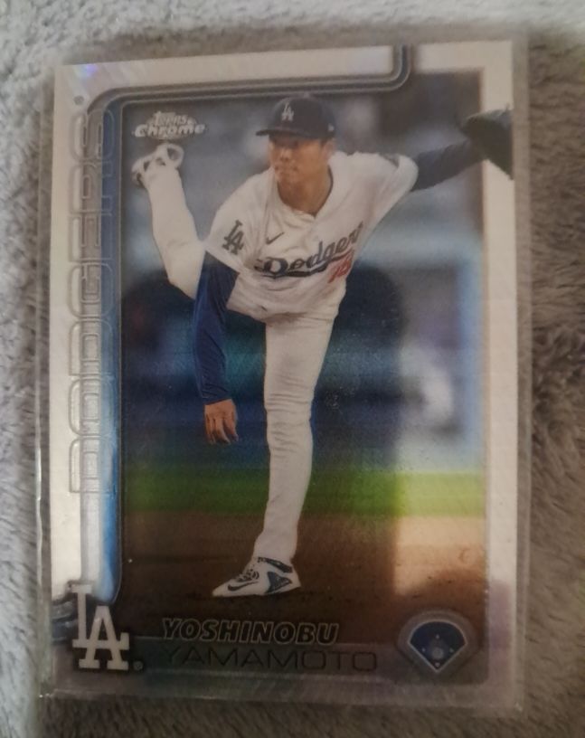 2025 Topps Chrome #179 Yoshinobu Yamamoto — front
