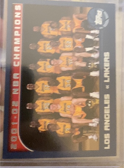 2002 Topps #100 2001-02 NBA Champions Los Angeles Lakers — front