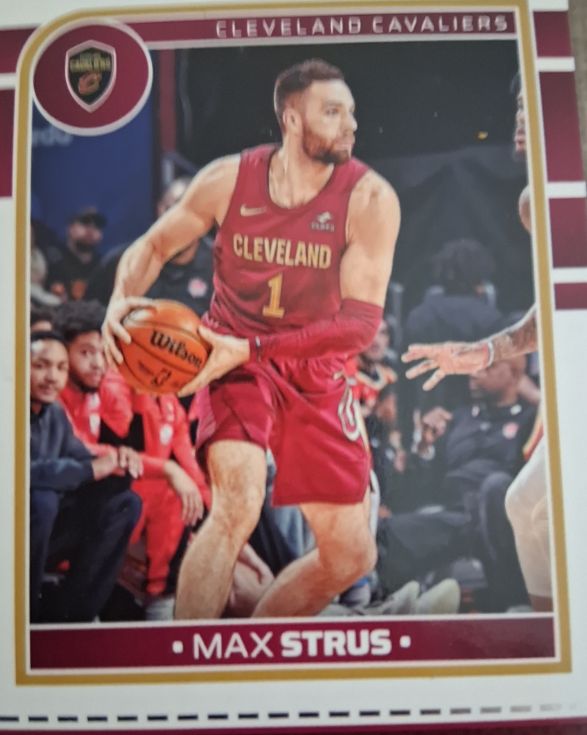 2021-22 Panini Hoops #1 Max Strus — front