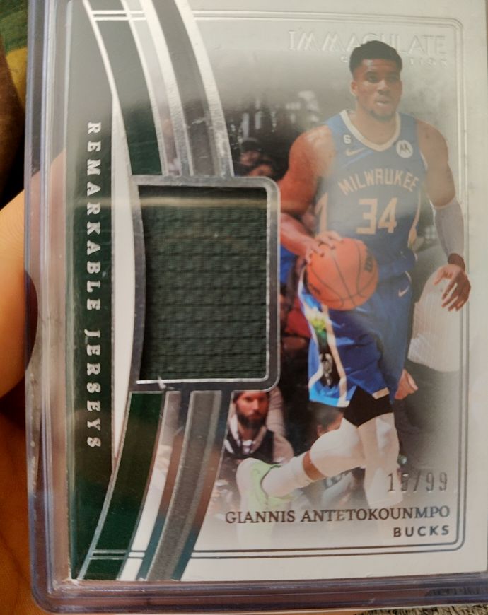 2022-23 Panini Immaculate Remarkable Jerseys #19/99 Giannis Antetokounmpo — front