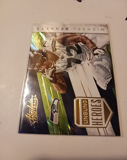 2016 Panini Absolute Unsung Heroes #19 Michael Bennett — front