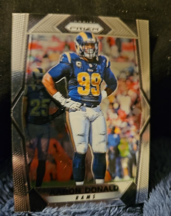 2017 Panini Prizm #10 Aaron Donald — front