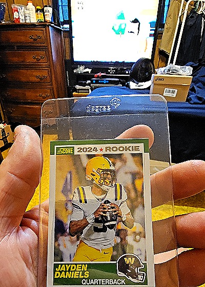 2024 Score #2 Jayden Daniels Rookie — front