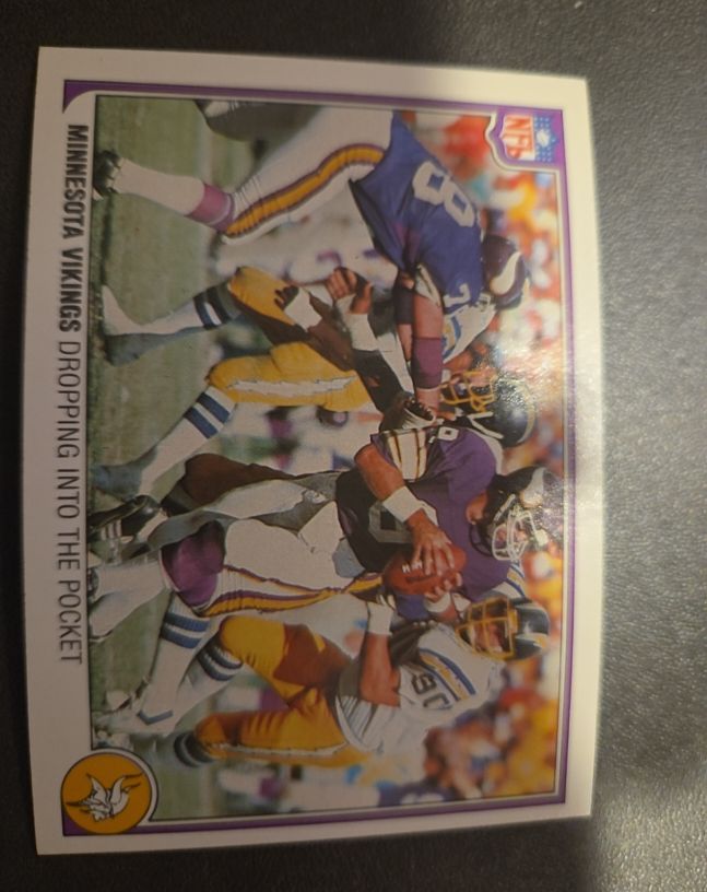 1983 Fleer Team Action #31 Minnesota Vikings Dropping Into The Pocket — front