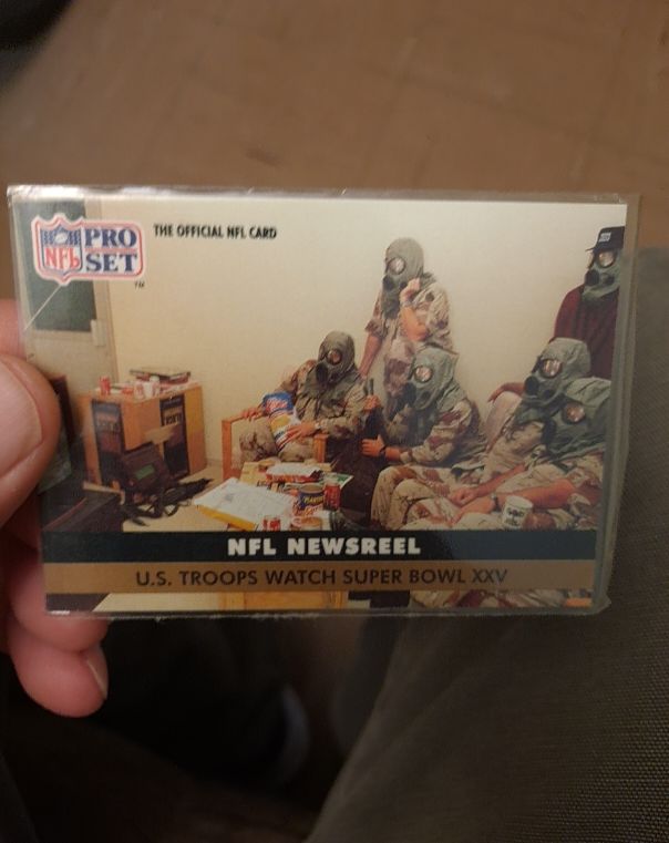 1991 Pro Set #351 NFL Newsreel U.S. Troops Watch Super Bowl XXV — front