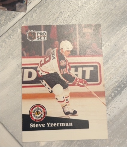 1990 Pro Set #19 Steve Yzerman — front