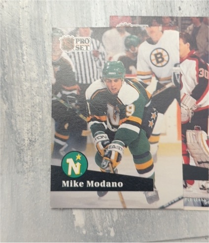 1990 Pro Set #9 Mike Modano — front