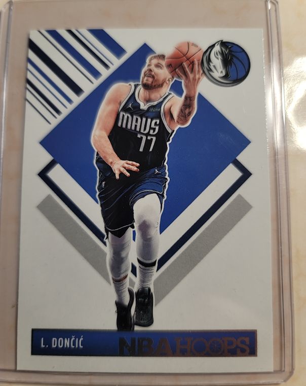 2021 NBA Hoops #77 Luka Dončić — front
