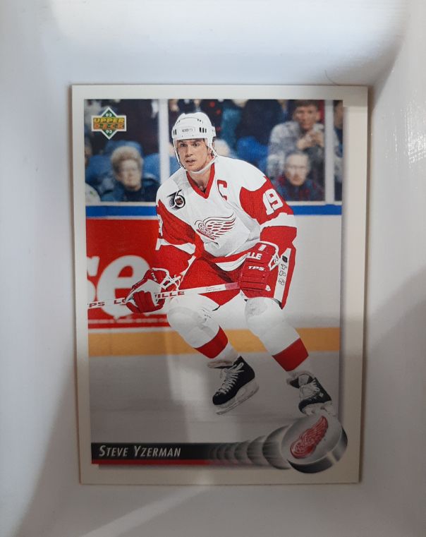 1992-93 Upper Deck #155 Steve Yzerman — front