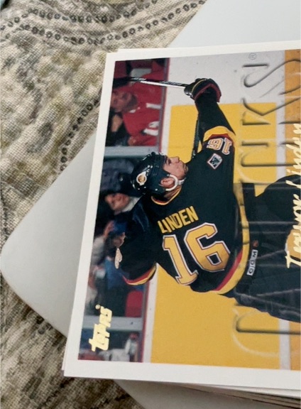 1995-96 Topps #125 Trevor Linden — front